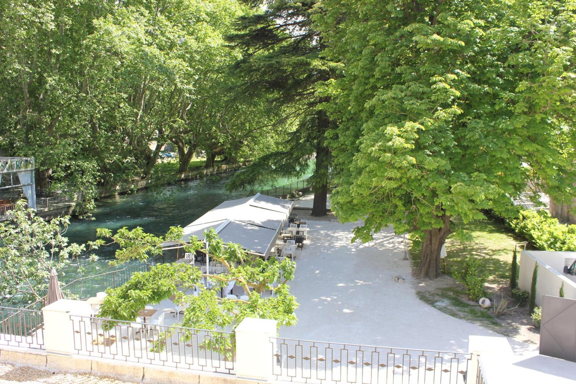 Hotel Restaurant Du Parc En Bord De Riviere Fontaine-de-Vaucluse Exterior photo