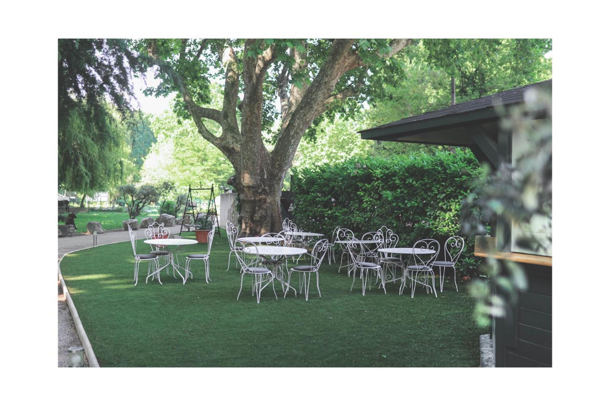 Hotel Restaurant Du Parc En Bord De Riviere Fontaine-de-Vaucluse Exterior photo