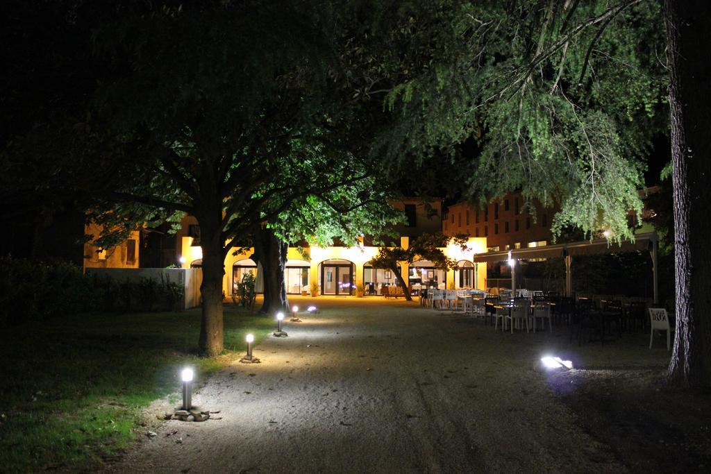 Hotel Restaurant Du Parc En Bord De Riviere Fontaine-de-Vaucluse Exterior photo